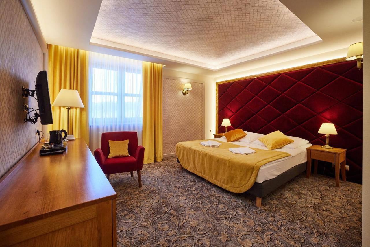Debowy Dwor Hotel Ruda Rozaniecka Kültér fotó