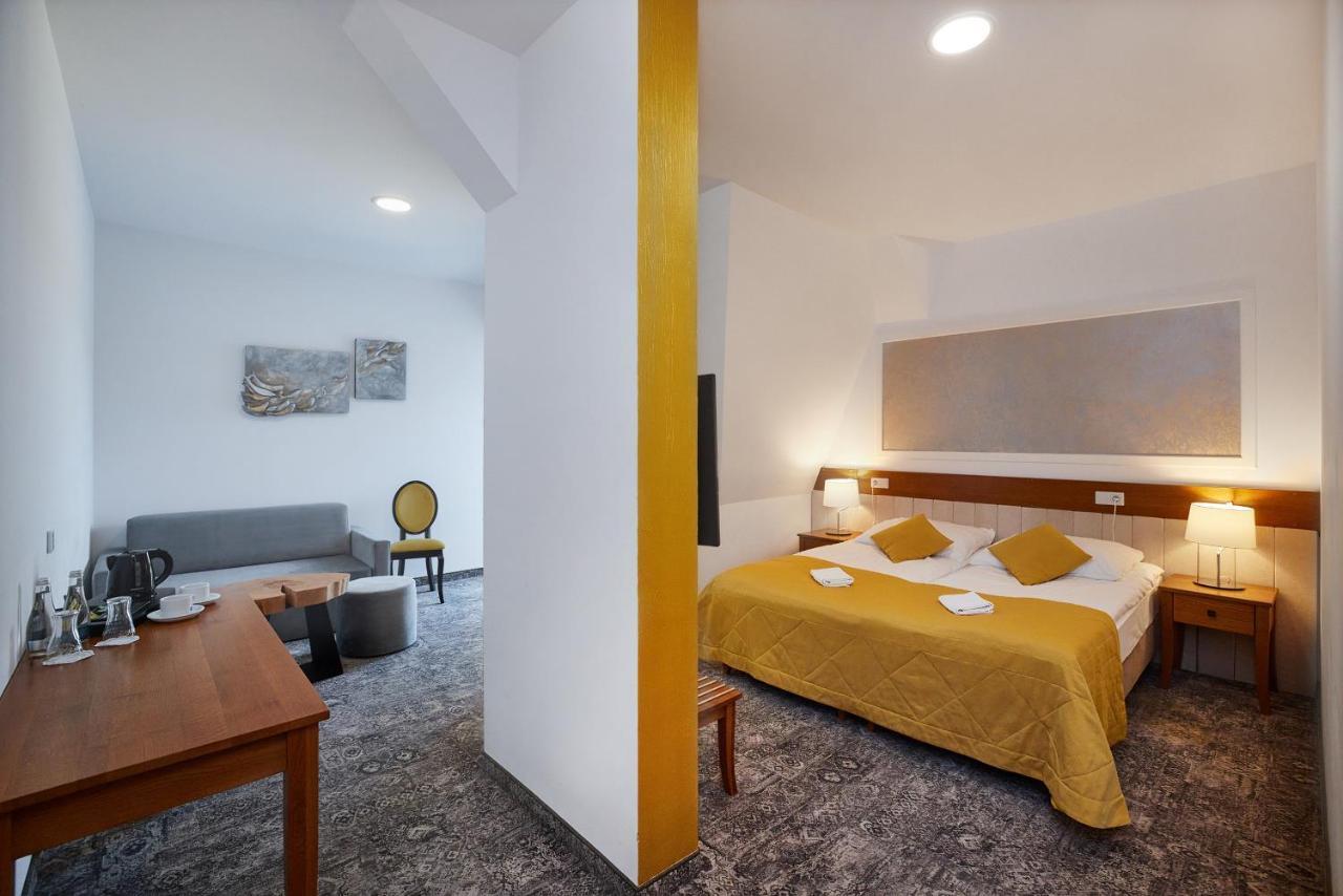 Debowy Dwor Hotel Ruda Rozaniecka Kültér fotó
