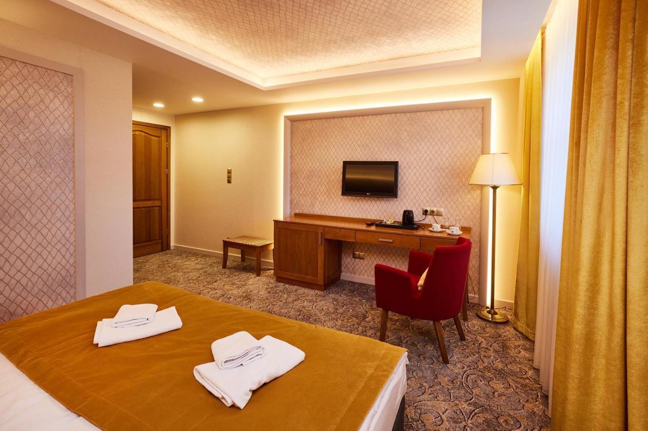 Debowy Dwor Hotel Ruda Rozaniecka Kültér fotó
