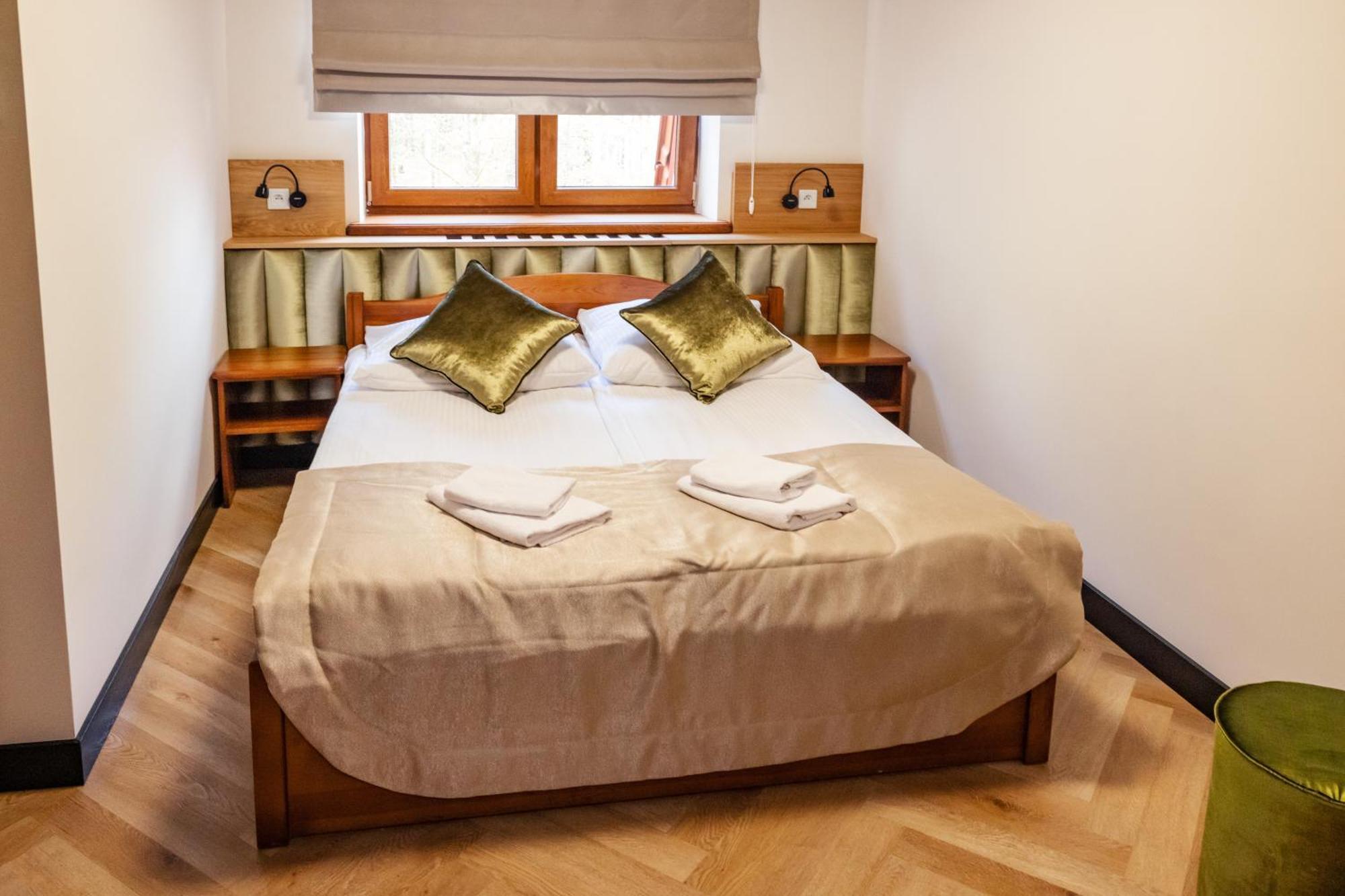 Debowy Dwor Hotel Ruda Rozaniecka Kültér fotó