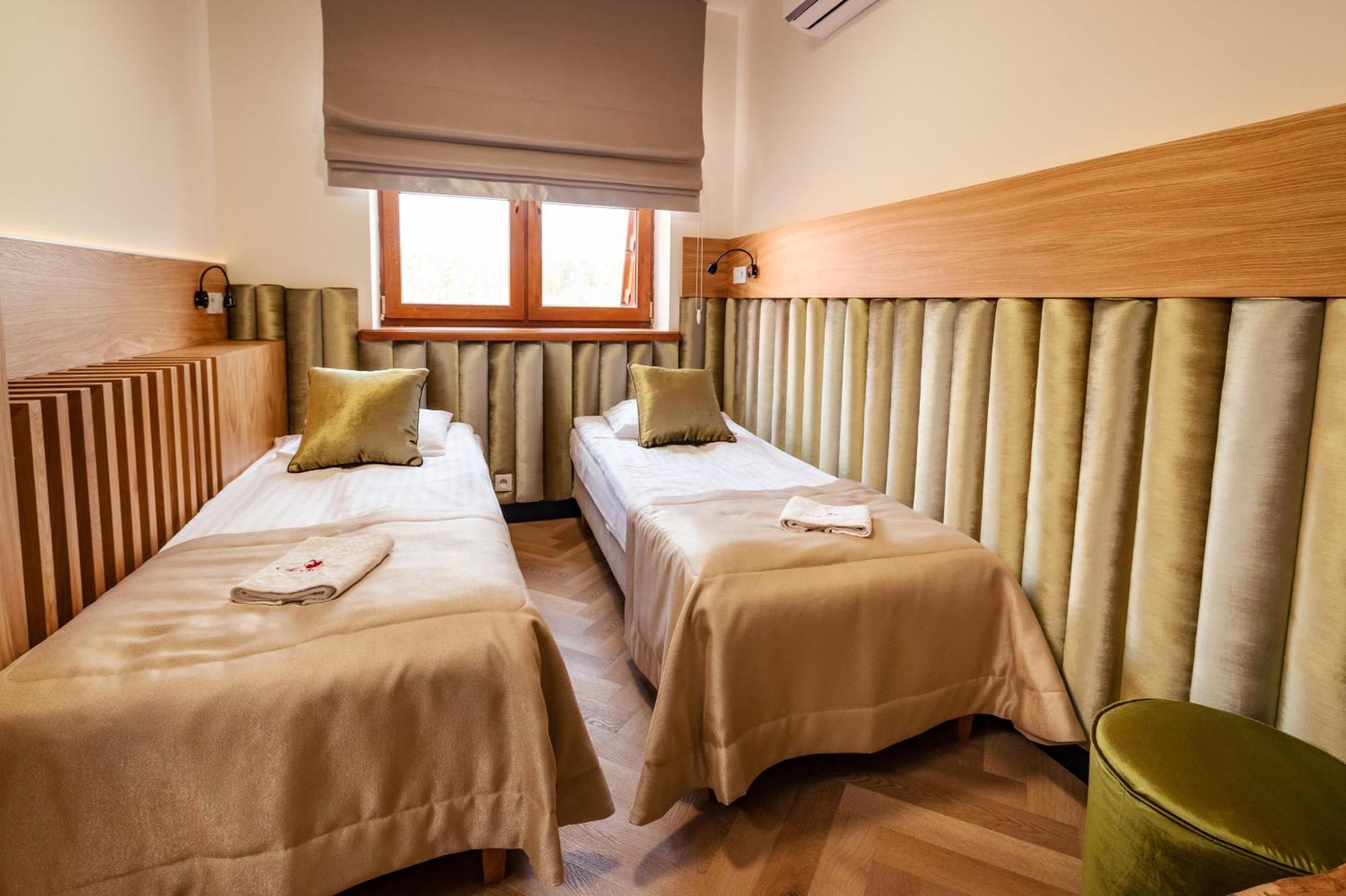 Debowy Dwor Hotel Ruda Rozaniecka Kültér fotó